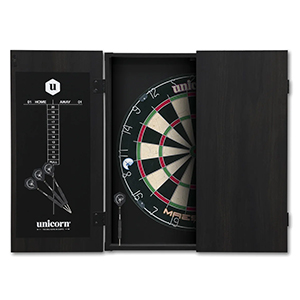 Unicorn Home Darts Centre Maestro Holz-Dartboard-Schrank mit 6 Pfeilen für nur 55,94€ inkl. Versand