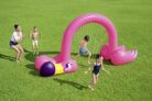 Bestway Riesiger Flamingo Wassersprinkler (3,40 x 1,93m) für 28,94€ (statt 39€)