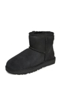 UGG Damen Classic Mini II Stiefeletten in Schwarz für nur 104,95€ bei Amazon