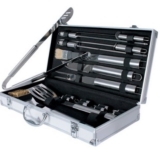 18-teiliges Barbecue Grillbesteck Set aus Edelstahl inkl. BBQ Aluminiumkoffer nur 14,95 Euro inkl. Versand
