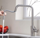 Homelody Spültischarmatur SD8036#JD mit ausziehbarer Brause für 61,99 Euro